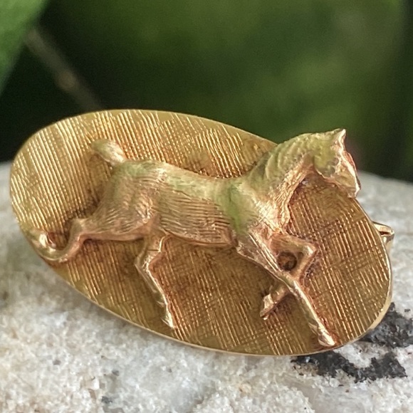 14k gold ring with horse and crosshatch background - Picture 3 of 17